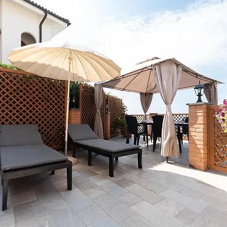 La Roccia Fiorita Appartamento Con Giardino E Jacuzzi Varazze Exterior photo