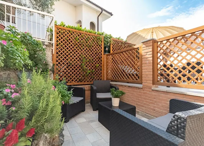 La Roccia Fiorita Appartamento Con Giardino E Jacuzzi