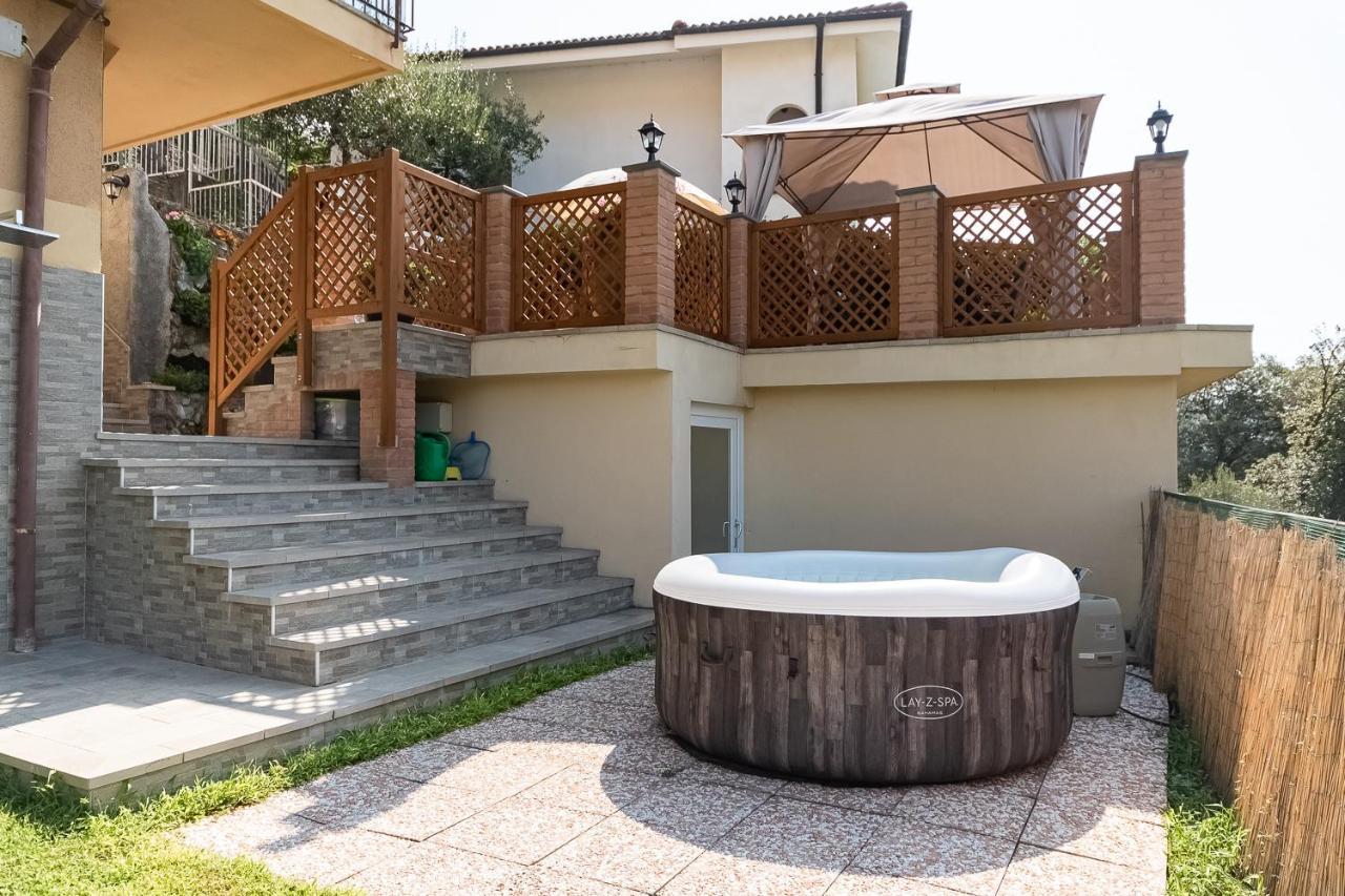 La Roccia Fiorita Con Giardino E Jacuzzi Holiday home *